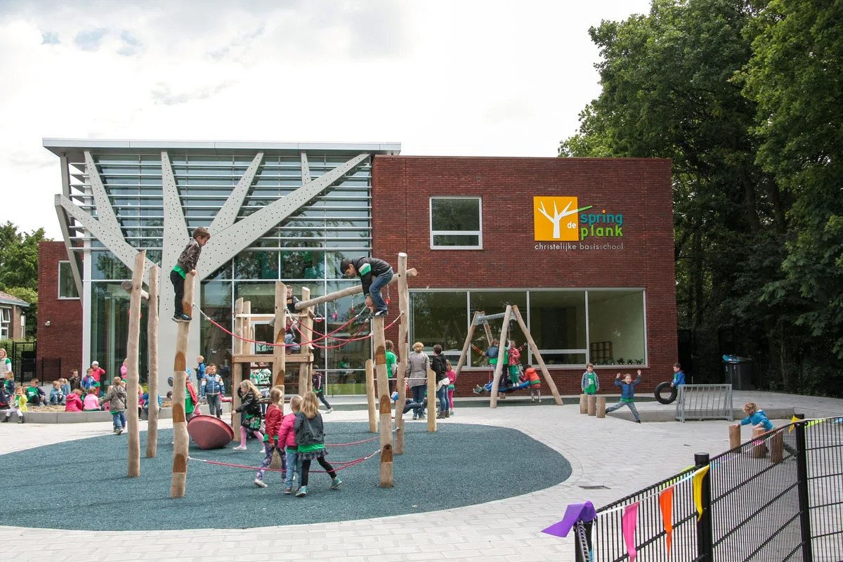 Basisschool De Springplank in Rhenen met schoolplein